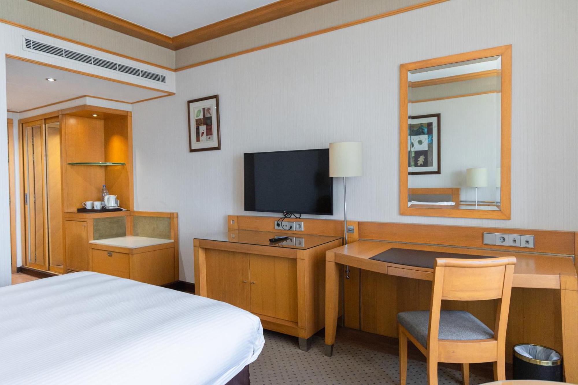 Crowne Plaza Hamra Beirut By Ihg Hotel Exterior photo