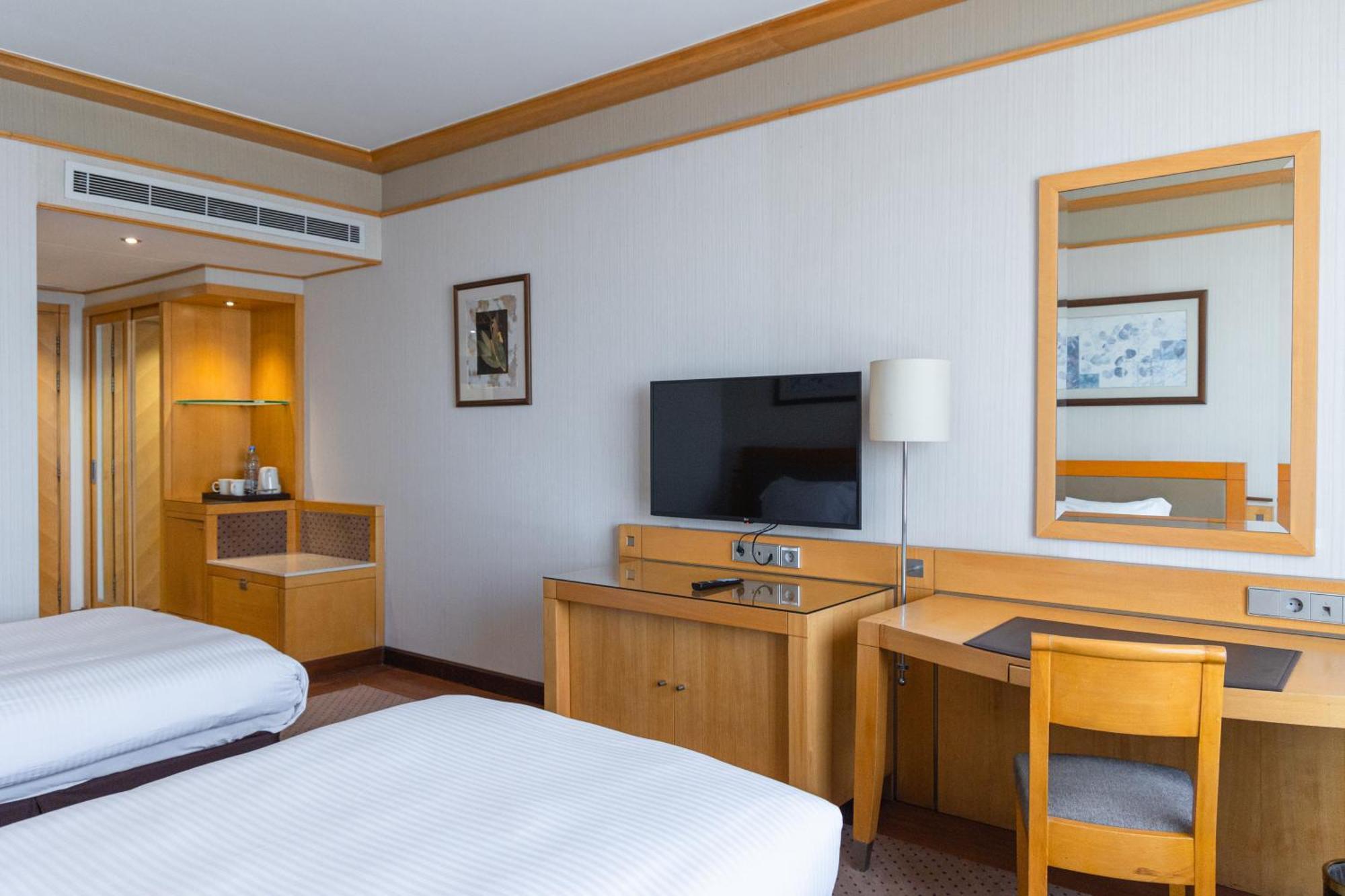 Crowne Plaza Hamra Beirut By Ihg Hotel Exterior photo